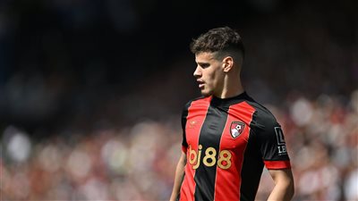 نجم جديد في طريقه إلى الريدز.. طائرته تصل مدينة ليفربول (صورة)