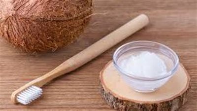 هل يساعد زيت جوز الهند على تبييض الأسنان؟.. تعرف على طريقة استخدامه