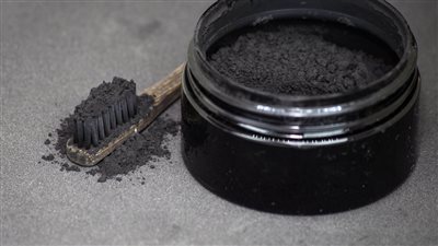 هل معجون الأسنان بالفحم مفيد للأسنان؟.. 10 حقائق صادمة