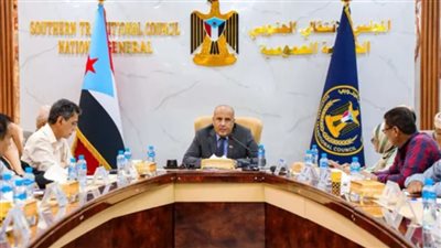 كيف يحظى الملف الخدمي والمعيشي بأولوية قصوى في إطار استراتيجية عمل المجلس الانتقالي باليمن؟