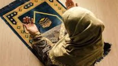 حكم رفع الصوت بالقراءة للنساء في الصلاة