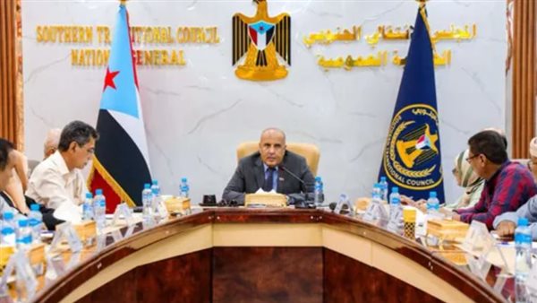 كيف يحظى الملف الخدمي والمعيشي بأولوية قصوى في إطار استراتيجية عمل المجلس الانتقالي باليمن؟ كيف يحظى الملف الخدمي والمعيشي بأولوية قصوى في إطار استراتيجية عمل المجلس الانتقالي باليمن؟