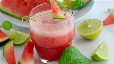 أفضل وصفات عصائر طبيعية باردة ومنعشة لصيف 2025 