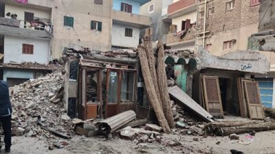 شاهد.. مصرع شخص فى انهيار عقار من 3 طوابق بكفر الشيخ