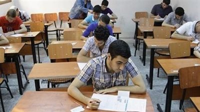 طلاب الثانوية العامة نظام قديم يبدأون امتحان التفاضل والتكامل