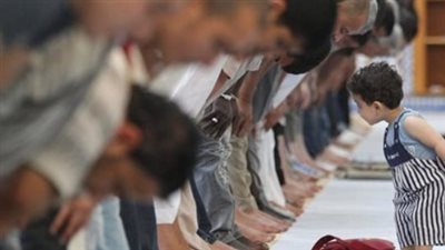 ما حكم صلاة الصبي المُميِّز في الصف الأول؟