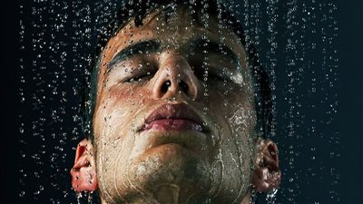 خرافات وحقائق حول آثار الاستحمام الليلي على الصحة