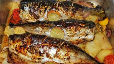 صينية السمك الماكريل بالبطاطس.. مزيج شهي وصحي لعشاق المأكولات البحرية