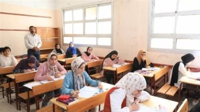 طلاب الثانوية نظام قديم يتوافدون على لجان امتحانات الجيولوجيا والجبر وعلم النفس