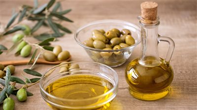 7 فوائد صحية لشرب زيت الزيتون.. تعرف على الوقت المثالي لتناوله