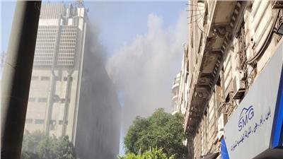 10 سيارات إطفاء تحاول السيطرة على حريق مبنى سنترال رمسيس