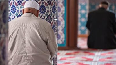 ماذا يفعل من دخل المسجد لصلاة الفجر وقد أقيمت الفريضة ولم يكن قد صلى السنة؟