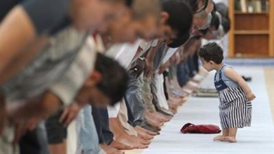 ما حكم صلاة الصبي المُميِّز في الصف الأول؟