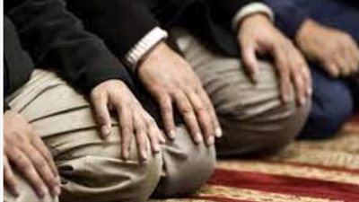 ما حكم قراءة المأموم آية فيها سجدة في الصلاة السرية؟