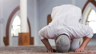 ماذا يفعل من دخل المسجد لصلاة الفجر وقد أقيمت الفريضة ولم يكن قد صلى السنة؟