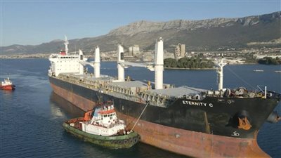 إنقاذ 5 من طاقم سفينة شحن تعرضت لهجوم فى البحر الأحمر