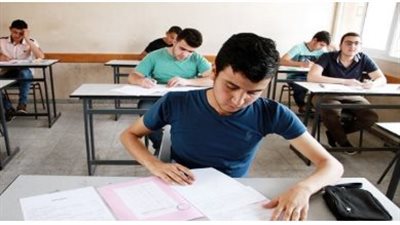طلاب الثانوية العامة يبدأون امتحان الأحياء والرياضيات والإحصاء