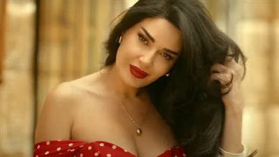 سيرين عبد النور تشوّق جمهورها لجديدها بفستان أحمر ومن داخل المصبغة (فيديو)