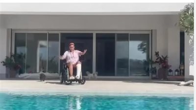 غادة عبد الرازق تُثير القلق بعد ظهورها على كرسي متحرك في الساحل الشمالي.. وتاريخ فني حافل