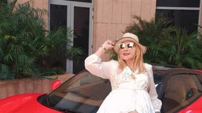 نادية الجندي تتألق بإطلالة صيفية شبابية في لبنان.. حضور فني مستمر رغم السنوات