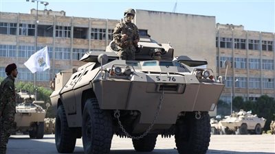 سوريون فى السويداء يزيلون كلمة محافظة عن مبنى السرايا