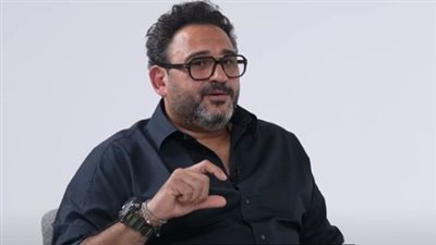 أكرم حسني يثير الجدل بعد فيديو انفعاله في كواليس 