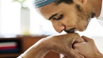 جدل تقبيل يد العلماء: بين الاحترام والتقديس.. ما الحكم الشرعي؟