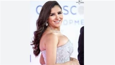 مي عمر تخطف الأنظار بفستان بني قصير.. أناقة تجمع بين الرقي والجرأة