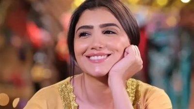 تصميم الفستان: لمسة شبكية أنيقة والمكياج: ناعم بالألوان الترابية.. شاهد أحدث ظهور لـ 