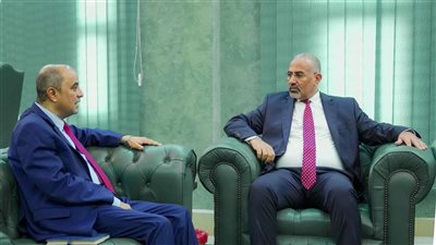 نائب رئيس مجلس القيادة الرئاسي باليمن يشدد على تسريع وتيرة الأداء الحكومي في القطاعين الاقتصادي والخدمي 