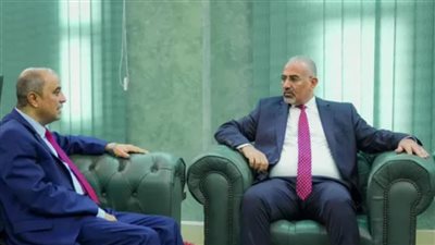 الزُبيدي يقود جهودًا وطنية لمواجهة حرب الخدمات وتحسين الأوضاع المعيشية في الجنوب