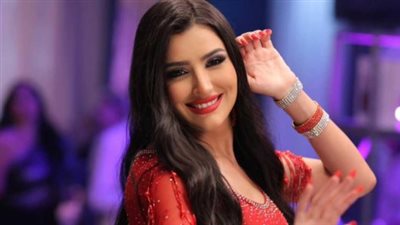  مي عمر تلفت الأنظار بإطلالة جريئة.. والجمهور: عسل، قمر، إيه الجمال ده