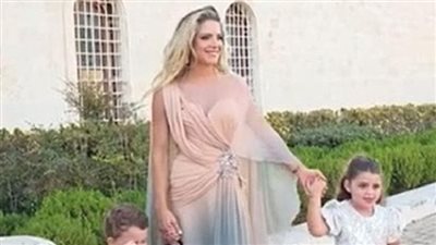 إليسا؟ لا، إنها كريستينا صعب تتألق كحورية أسطورية بتوقيع إيلي صعب في بيروت