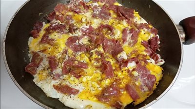 طريقة عمل بيض بالبسطرمة تركي.. افطار شهي يجمع النكهة والتغذية