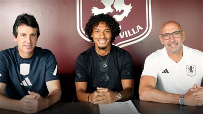 رسميا.. أستون فيلا يعلن تجديد عقد الفرنسي بوبكر كامارا