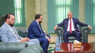 الزُبيدي يطّلع على سير عمل وزارة الأشغال ويؤكد على استكمال مشاريع صيانة الطرق في عدن والمحافظات