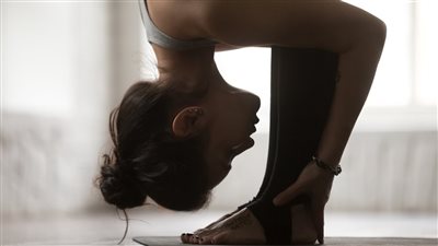 طرق تخفيف غازات البطن.. 8 علاجات فورية