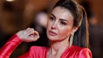 دينا فؤاد تخطف الأنظار بإطلالة جريئة على البحر خلال عطلتها الصيفية