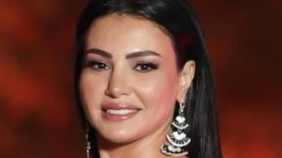 دينا فؤاد تتألق على الشاطئ وتستعيد الأضواء بعد نجاحها في 