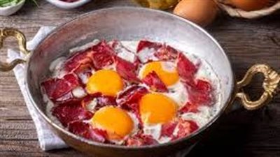 طريقة عمل البيض بالبسطرمة والجبنة.. وصفة سريعة ولذيذة 