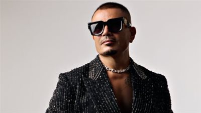 ابنته جانا تقتحم الساحة.. عمرو دياب يفاجئ الجمهور بكليب 