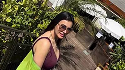 دينا فؤاد تخطف الأنظار بإطلالة صيفية جريئة على البحر وتُشعل إنستجرام