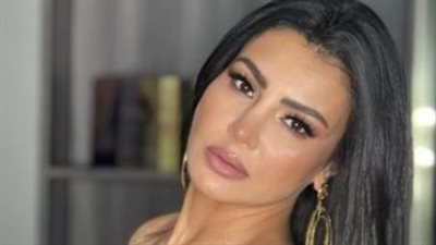 من شاطئ البحر إلى شاشة رمضان... دينا فؤاد تجمع بين الجاذبية والنجاح الفني