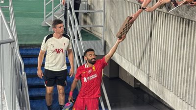 محمد صلاح يتلقى هدية مفاجئة في مباراة يوكوهاما وليفربول