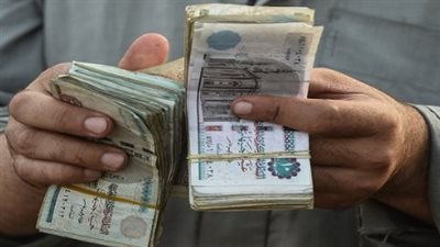 كيف يؤثر رفع الحد الأدنى للأجور على الموظفين والاقتصاد المصري؟