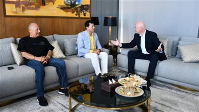 وزير الرياضة المصري يلتقي إنفانتينو خلال قضاء إجازته بالعلمين الجديدة