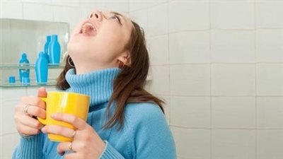 كيفية عمل غرغرة بالماء المالح.. تستخدم لعلاج 3 حالات طبية