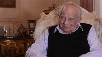 قصة حب وحنان بين رشوان توفيق ووالدته.. تفاصيل مؤثرة