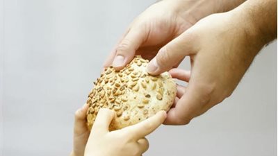 فضل إطعام الطعام لغير المحتاجين.. رسالة محبة وبناء مجتمع متماسك