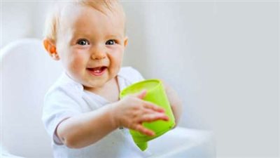 لماذا لا يستطيع الأطفال شرب الماء؟.. لو أم جديدة اعرفي الإجابة